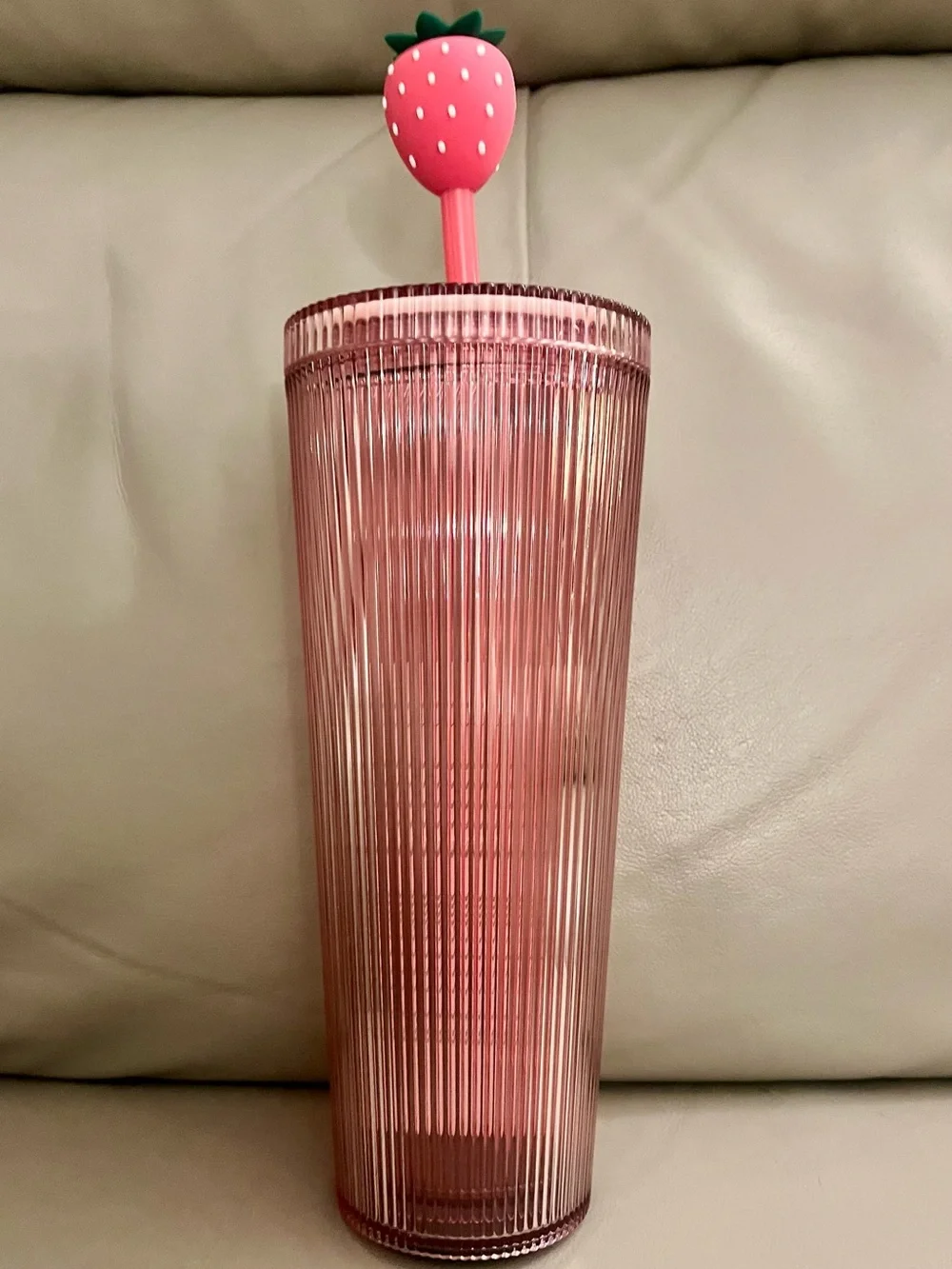✨🍓 VIRAL Starbucks pink drink collection tumbler w/ strawberry topper 24oz NWT